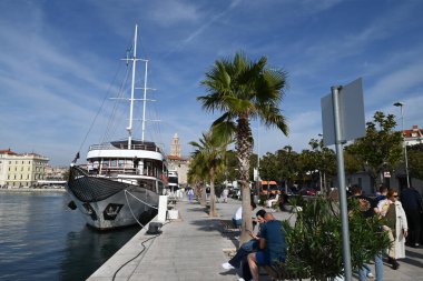 Tekne, Domagoj kıyısındaki Split limanındaki rıhtıma demirlemiş.