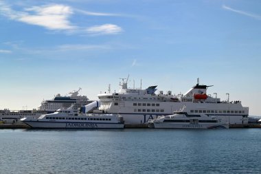 Feribot ve yolcu gemileri Split limanına yanaştı. 