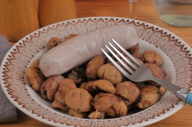 Kapalı çatalla servis edilen beyaz puding ve kestane tabağı.