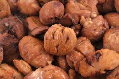 Arka planda pişmiş kestanelerin yakın plan çekimi