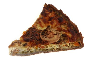 Beyaz arka planda izole edilmiş lezzetli keçi peyniri ve sebzeli tart dilimi.