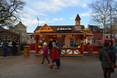 Vannes 'da müşterilerle Noel pazarları