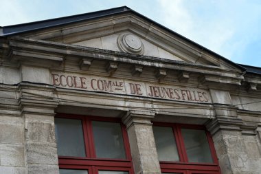 Vannes şehrindeki kızlar için bir belediye okulunun mimari ayrıntıları 