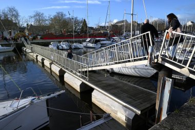 Vannes limanında yüzen yaya köprüsü.