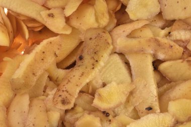 Arka planda patates kabukları var.
