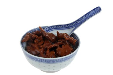 Beyaz arka planda izole edilmiş kaşık kapaklı karamelli domuz kasesi.