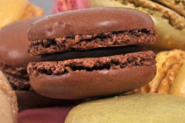 Çikolata aromalı badem kurabiyelerinin diğer badem kurabiyelerinin üstüne konduğu yakın plan.