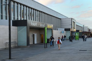 Gezginlerle birlikte Tenerife Güney Havaalanı 'nın dış görüntüsü