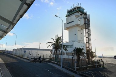 Tenerife Güney Havaalanı 'ndaki kontrol kulesinin dış görüntüsü.