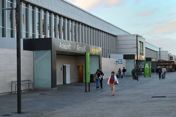 Gezginlerle birlikte Tenerife Güney Havaalanı 'nın dış görüntüsü