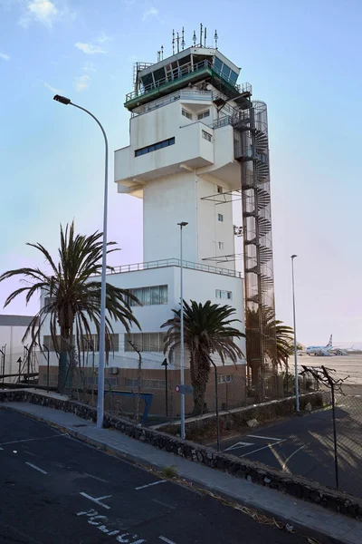 Tenerife Güney Havaalanı 'ndaki kontrol kulesinin dış görüntüsü.