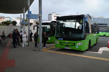 Santa Cruz de Tenerife otobüs durağı ve platformdaki yolcular