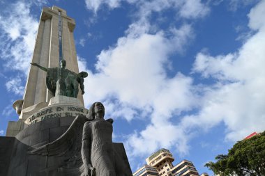 Savaş Anıtı Santa Cruz de Tenerife Plaza de Espana 'da yer almaktadır.