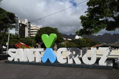 Plaza de Espan 'daki Santa Cruz de Tenerife şehrine olan aşkı simgeleyen sanat eserleri