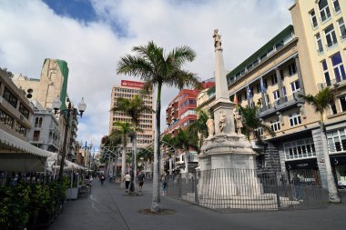 Guanche krallarının 1768 'de Santa Cruz de Tenerife' de Pasquale Bocciardo tarafından yaratılan Candelaria Bakiresi 'ne saygılarını sunan beyaz mermer bir anıt.