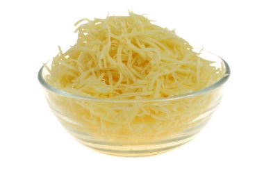 Beyaz arka planda izole edilmiş rendelenmiş peynir ramekin yakın plan