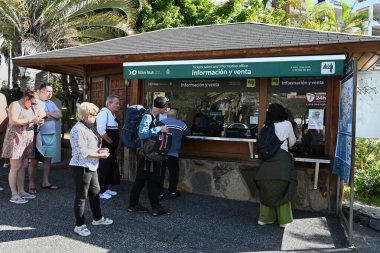 TITSA otobüs şirketinin Tenerife 'deki Los Cristianos otobüs terminalindeki bilet bürosundan bilet alan yolcular