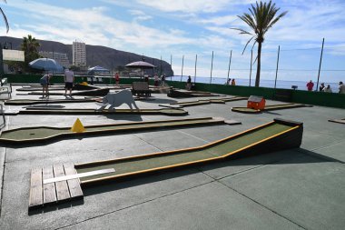 Los Cristianos 'taki Tenerife adasındaki mini golf sahasındaki oyuncular