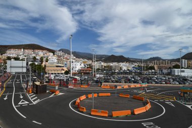 Bir otoparka ve Tenerife adasındaki Los Cristianos limanına bakan döner kavşak.