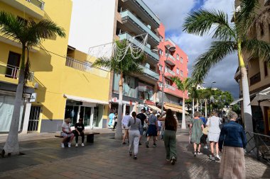 Los Cristianos 'ta Los Playeros Bulvarı boyunca gezinen turistler Tenerife adasında