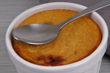 Ev yapımı karamel, irmikli kek kepçesi, kaşıkla yakın plan.