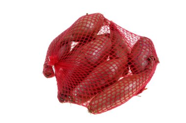 Beyaz arkaplanda izole edilmiş arpacık soğanı filetosunun yakınlaştırılması