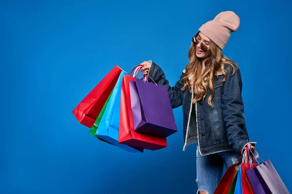 Foto Einer Schönen Jungen Blonden Frau Sonnenbrille Jacke Und Hut — Stockfoto