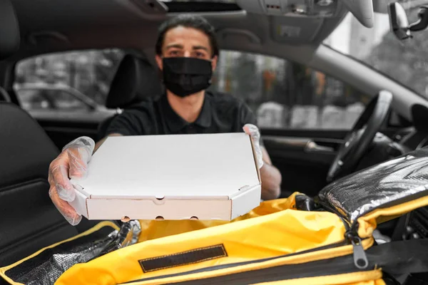 Repartidor Sonriente Máscara Protectora Guantes Que Conducen Coche Entregó Pizza — Foto de Stock