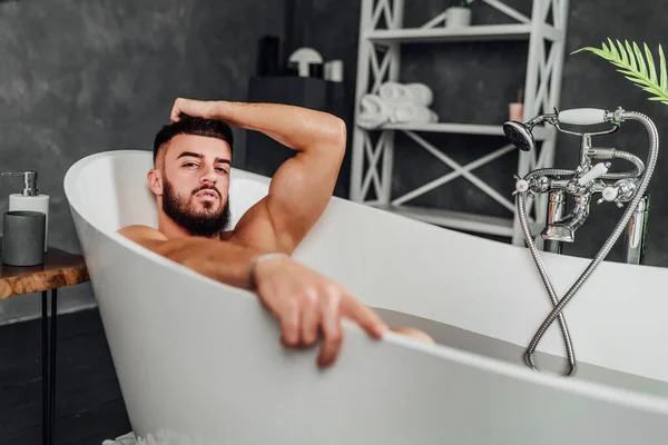 Schöner Sportlicher Mann Badet Hause Und Schaut Die Kamera — Stockfoto