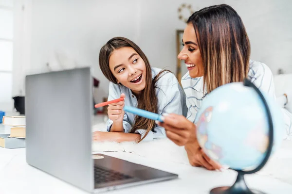 Niño Adolescente Pasa Tiempo Con Madre Computadora Estudiar Casa — Foto de Stock