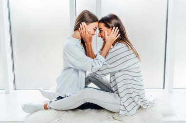 Anne ve kızı birbirine dokunuyor..