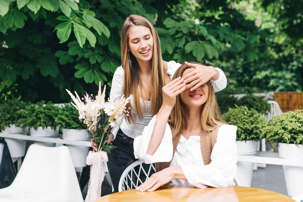 Gelukkige Moederdag Kind Dochter Feliciteert Moeder Geeft Haar Bloemen Mam — Stockfoto