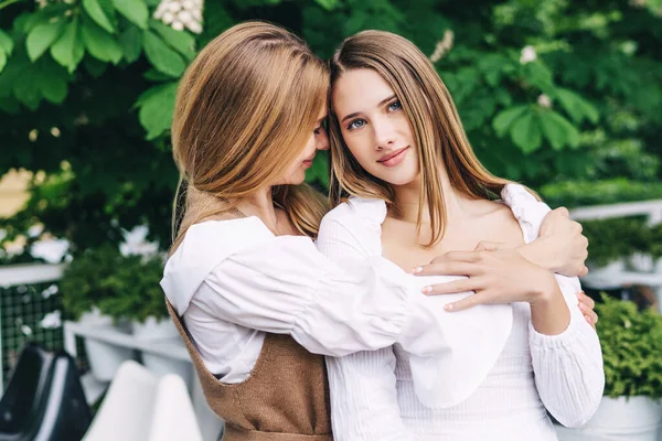 Foto Van Twee Zussen Die Elkaars Hand Vasthouden Glimlachen Naar — Stockfoto