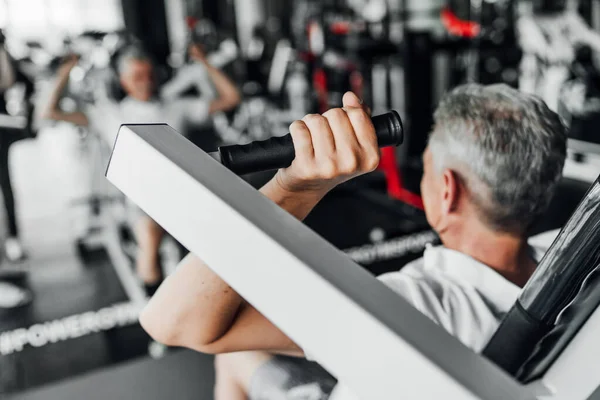 Nahaufnahme Des Handhalters Eines Älteren Mannes Einem Trainingsgerät — Stockfoto