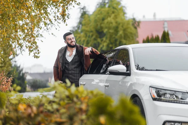 Foto Joven Apoyando Mano Coche Sonriendo Lado — Foto de Stock