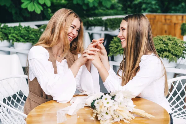 Foto Van Een Gelukkige Moeder Die Tijd Doorbrengt Met Haar — Stockfoto