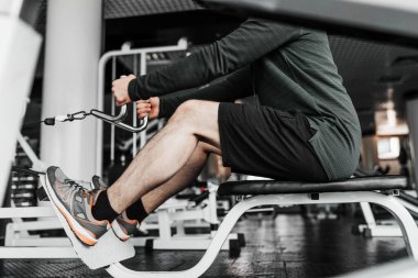 Spor salonunda egzersiz yapan erkek bacaklarının portresi..