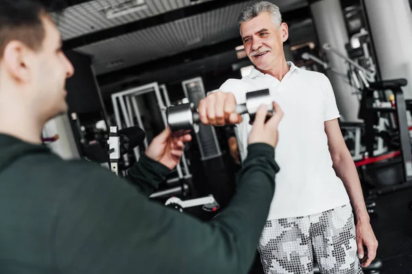 Instrutor Fitness Ajuda Homem Sênior Exercício Concentra Sénior Fechar — Fotografia de Stock