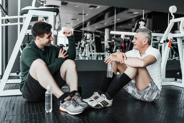 Fitness Trainer Con Uomo Anziano Dopo Allenamento Sorridente Discutere Esercizi — Foto Stock