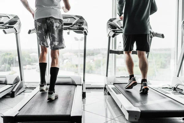 Foto Von Männerbeinen Die Auf Einem Laufband Laufen Hintergrund — Stockfoto