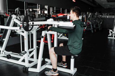 Spor. Sporcu adam spor salonunda fiziksel egzersiz yapıyor..