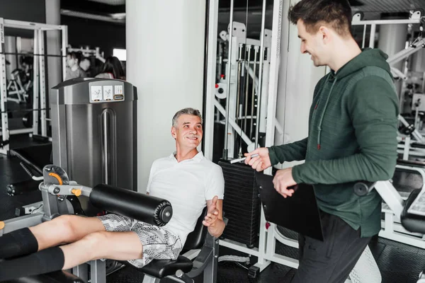 Foto Due Uomini Palestra Uno Dei Quali Allenatore Che Dice — Foto Stock