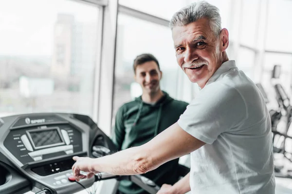 Close Focus Van Een Senior Man Die Startknop Simulator Indrukt — Stockfoto