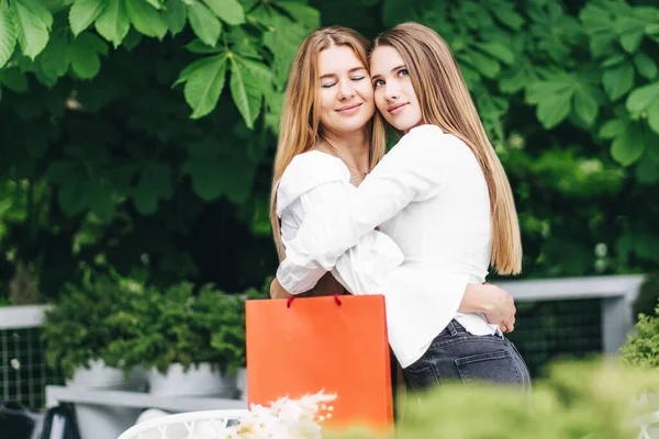 Ritratto Figlia Madre Che Abbracciano Uno Sfondo Alberi Verdi — Foto Stock