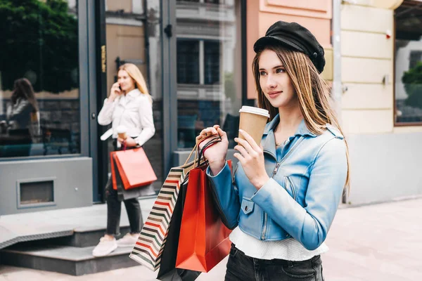 Retrato Una Hermosa Rubia Sonriendo Sosteniendo Café Una Mano Bolsas —  Fotos de Stock