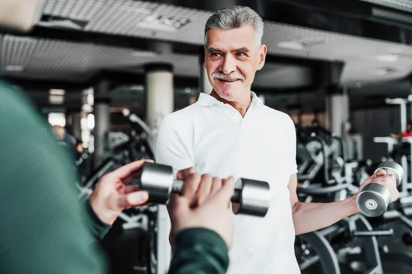 Porträt Eines Reifen Mannes Bei Einer Übung Mit Hanteln Ein — Stockfoto