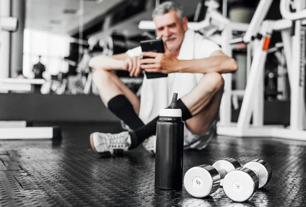 Mittelpunkt Stehen Eine Sportflasche Und Hanteln Auf Dem Boden Hintergrund — Stockfoto