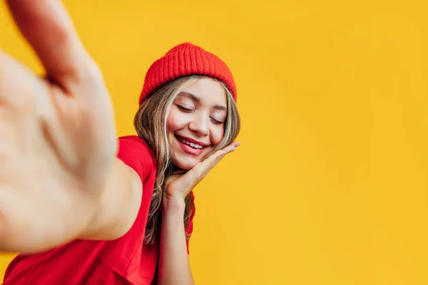 Primer Plano Chica Encantadora Sombrero Rojo Camiseta Roja Haciendo Selfie — Foto de Stock