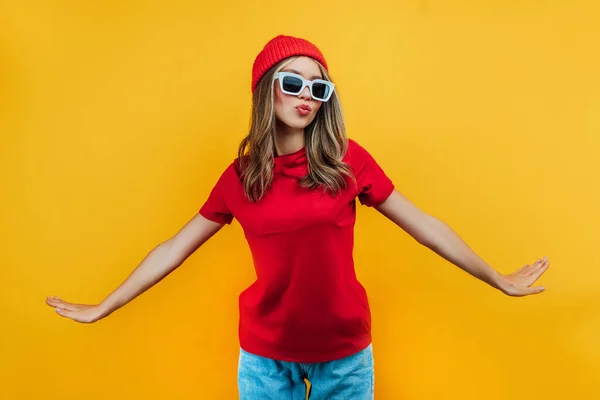 Chica Joven Con Estilo Una Camiseta Roja Sombrero Rojo Una — Foto de Stock