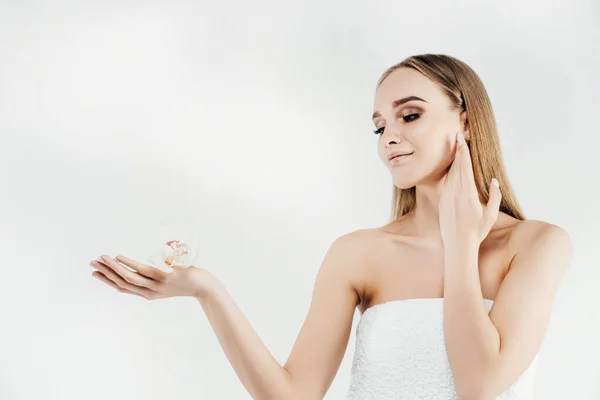 Retrato Uma Mulher Com Pele Perfeita Menina Spa Loira Bonita — Fotografia de Stock